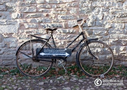 Bicycle shop sign, Hay