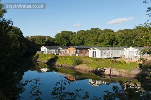 Another lake view of Woodland Park - Vale Holiday Parks