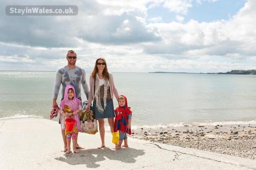 At the beach with the family Woodland Park - Vale Holiday Parks