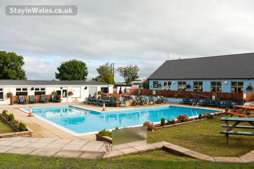 Outdoor pool at Ocean Heights, Vale Holiday Parks