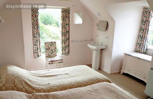 Twin bedroom