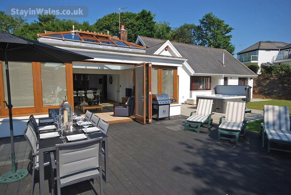 Large Saundersfoot Holiday Home with Hot Tub