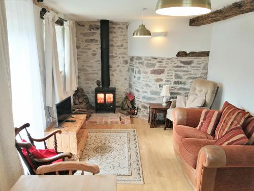 Arch cottage lounge with log fire and dinning area