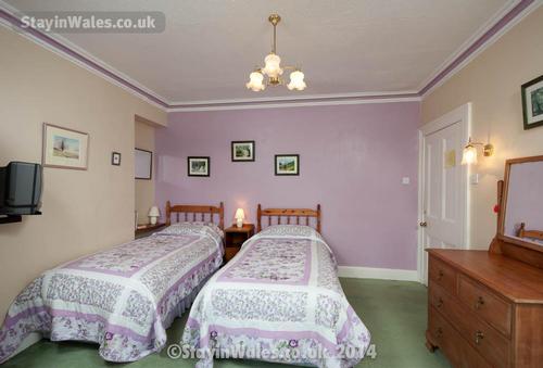 twin guest room