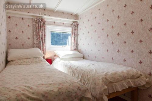 twin bedroom