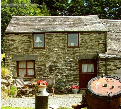 bwthyn bach and patio