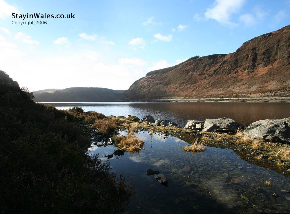 Caban Coch, Elan Village