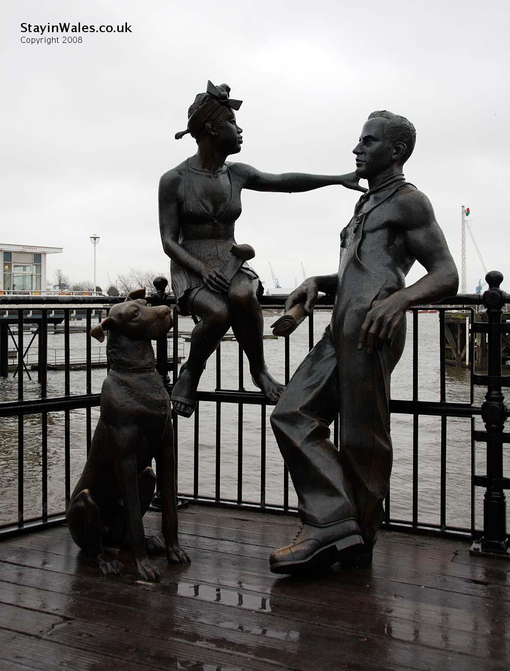 Couple and dog sculpture, Mermaid Quay