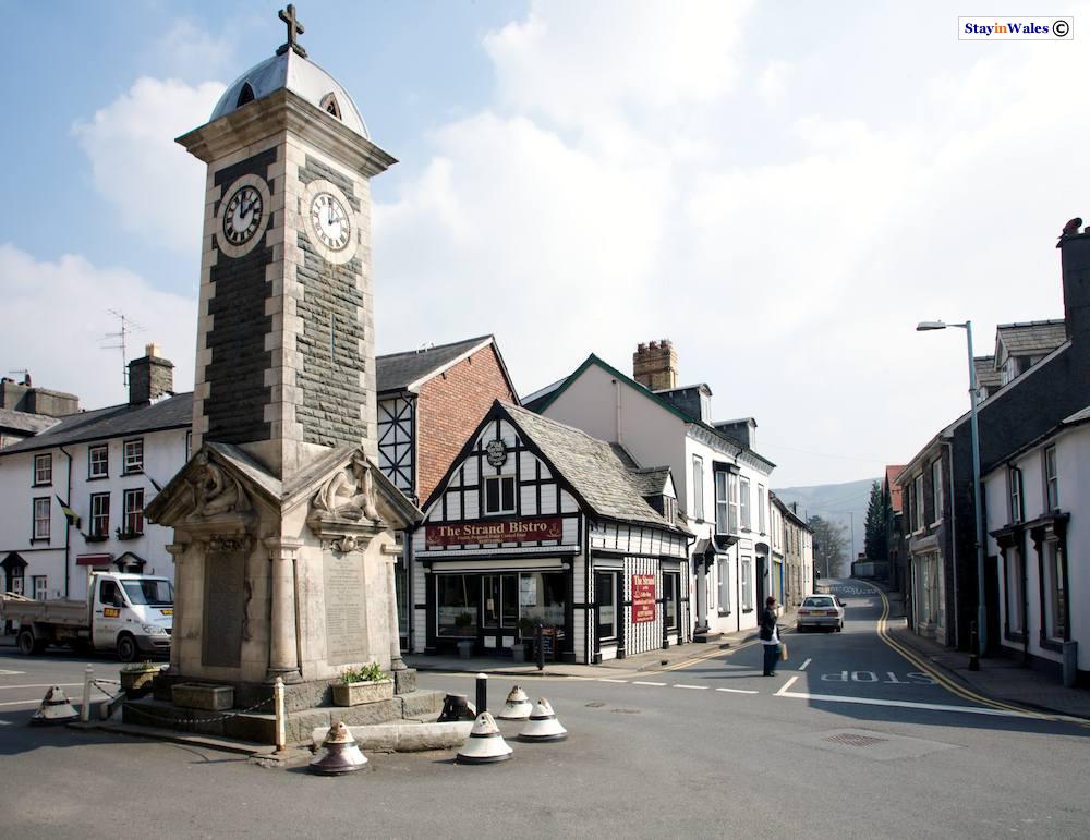 Ye Olde Stores and clock tower, Rhayader