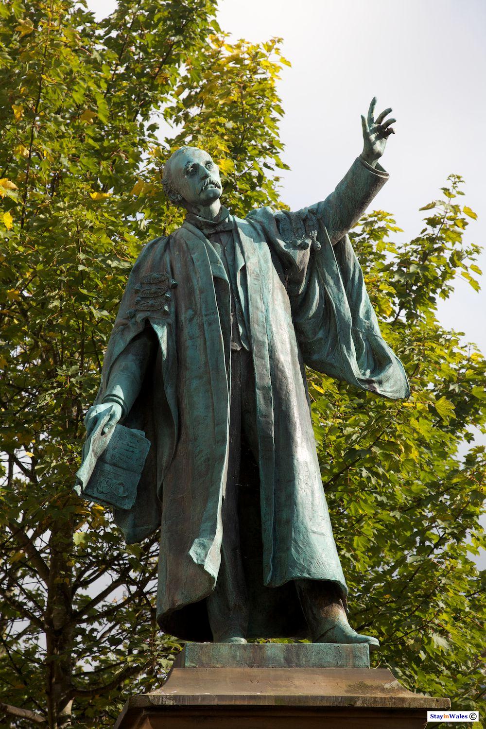 T E Ellis Statue, Bala